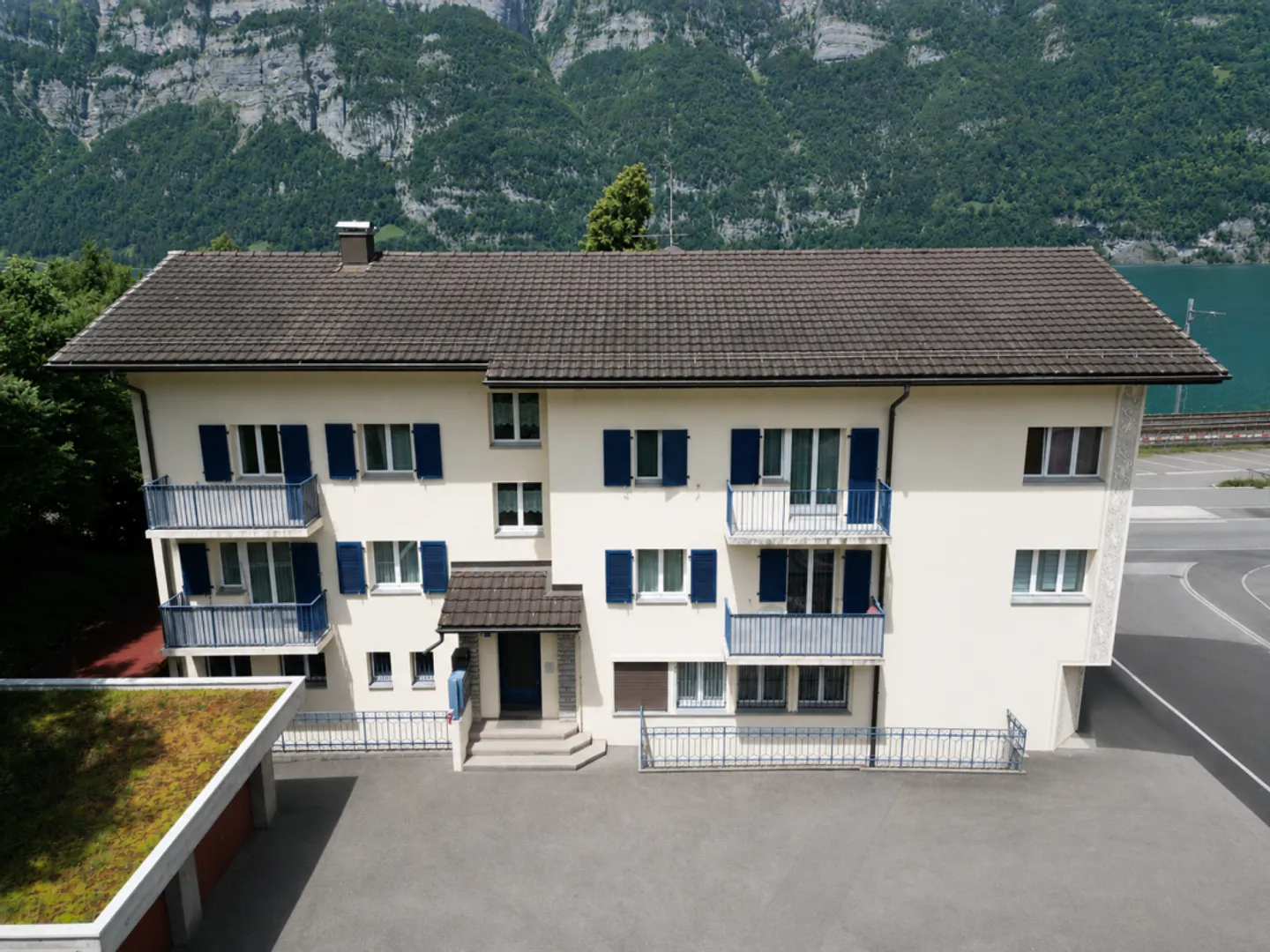 Casa plurifamiliare con 4 unità abitative e un locale commerciale a Unterterzen SG - Foto 5 di 13