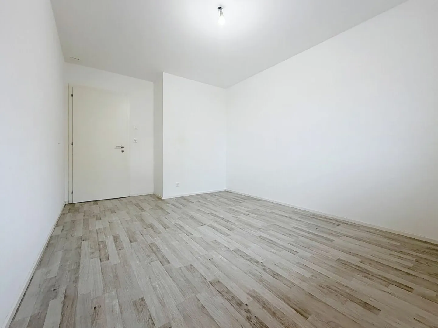 Very spacious 4.5 rooms with large balcony in Collombey - Photo 8 of 12