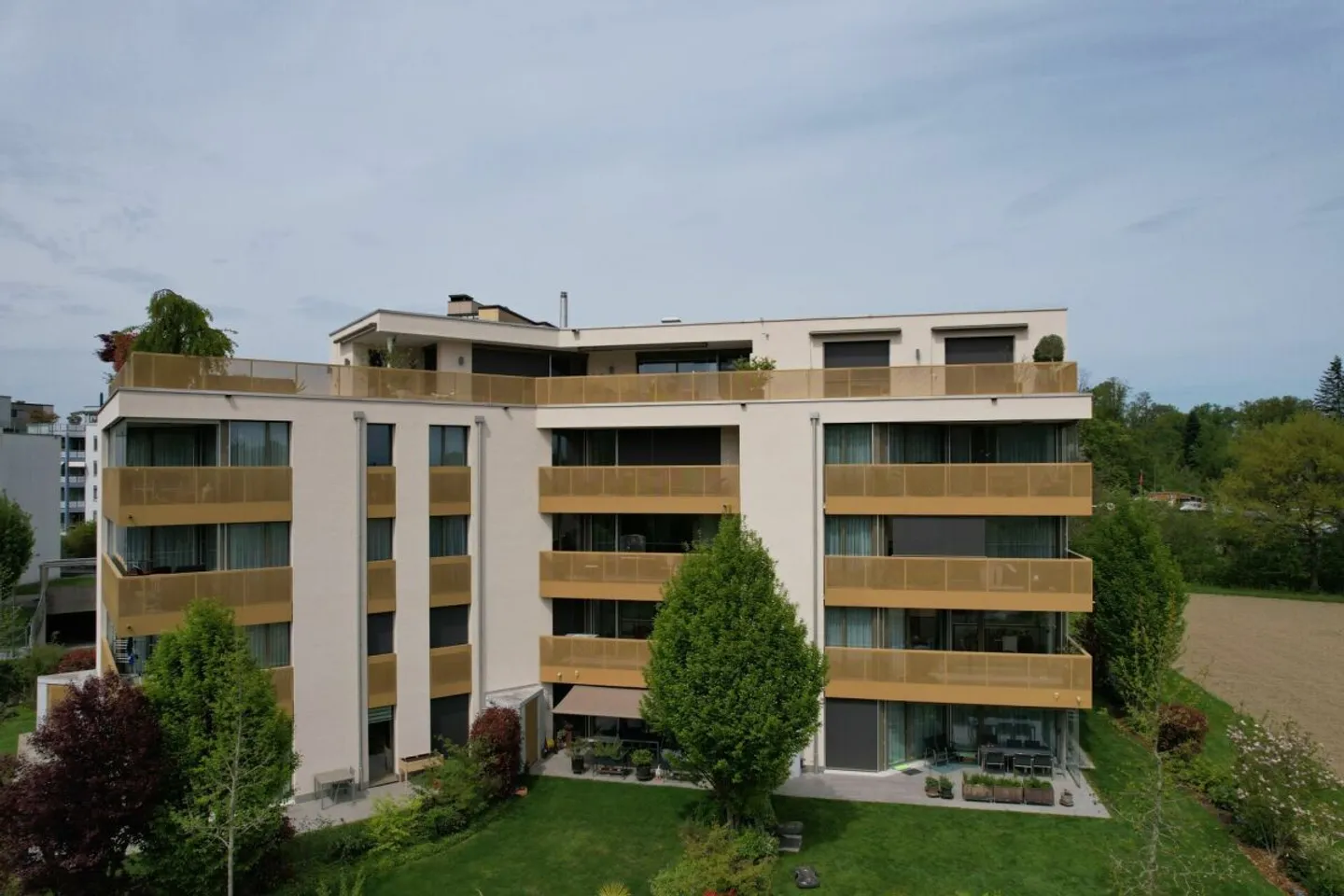 Appartement élégant de 2,5 pièces avec balcon et vue sur la verdure - Photo 1 sur 13