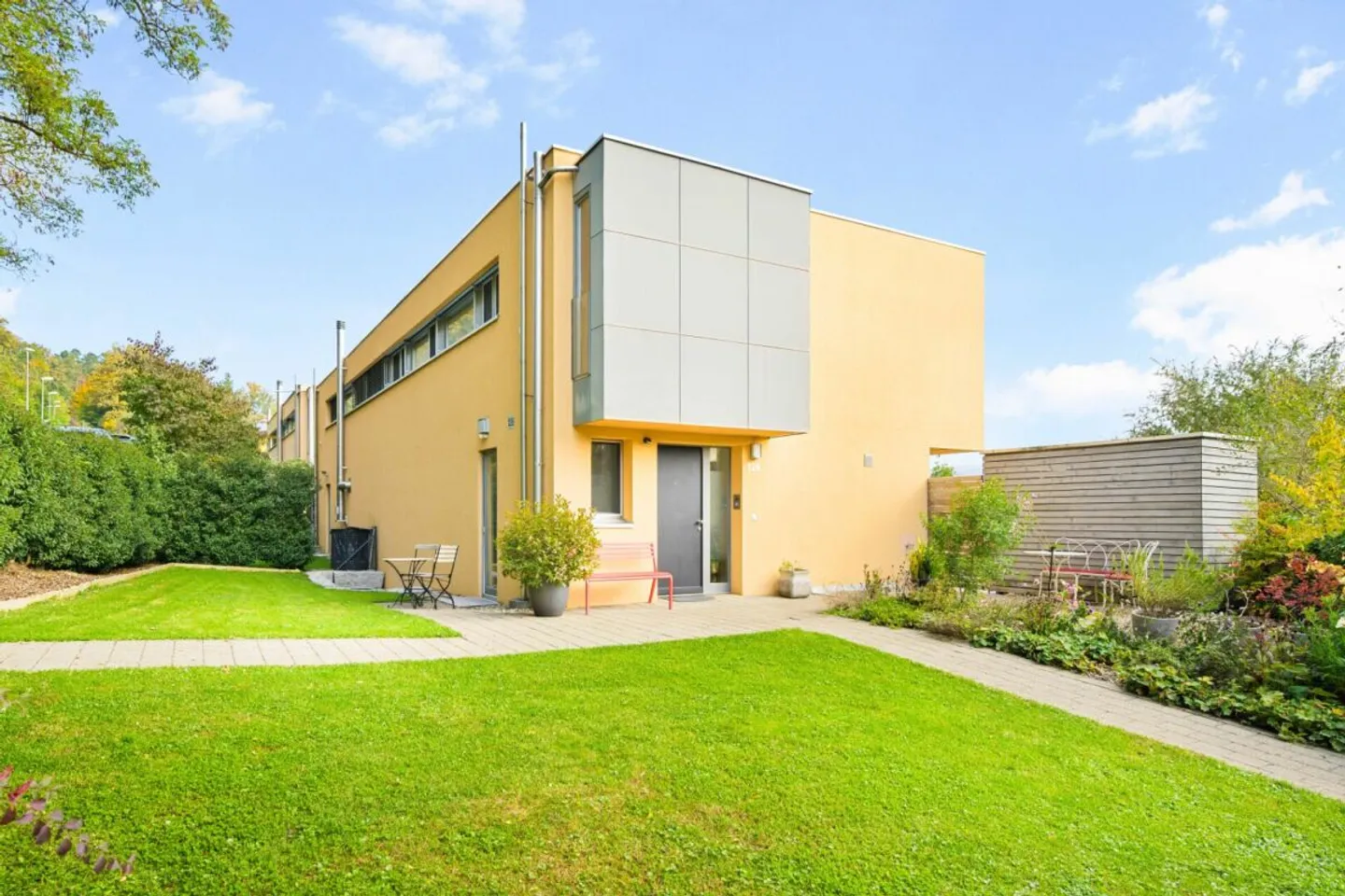 Casa unifamiliare 4 1/2 stanze quasi nuova con sala hobby e due posti auto al Rebberg di Reinach - Foto 1 di 12