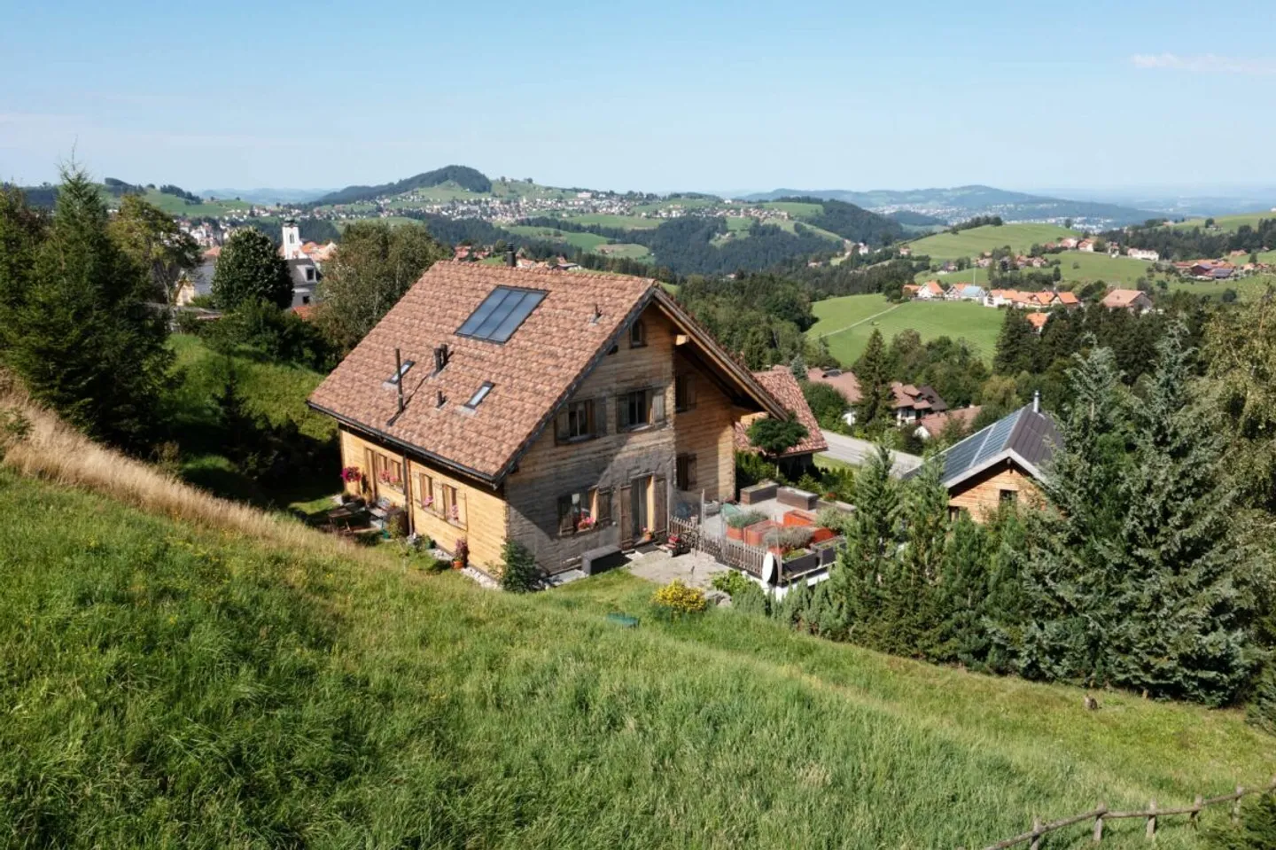 Maison en bois massif avec vue magnifique dans un endroit calme - Photo 4 sur 13