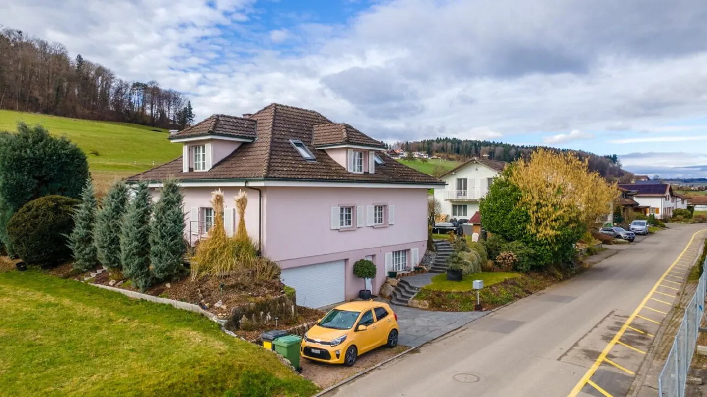 Geräumige 7- Zimmer Villa an der Landwirtschaftszone - Foto 1 di 13