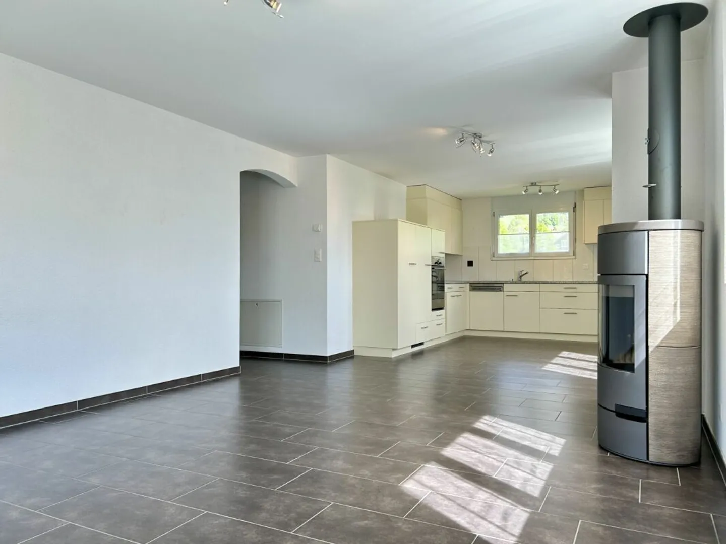Appartamento 3.5 locali vicino all'area ricreativa con stufa, balcone e garage - Foto 1 di 11