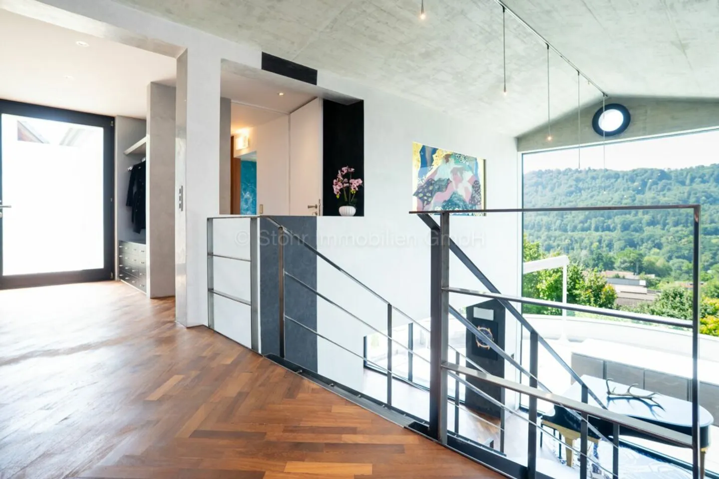 Elegante 10-Zimmer Villa mit aussergewöhnlicher Architektur - Foto 3 von 13