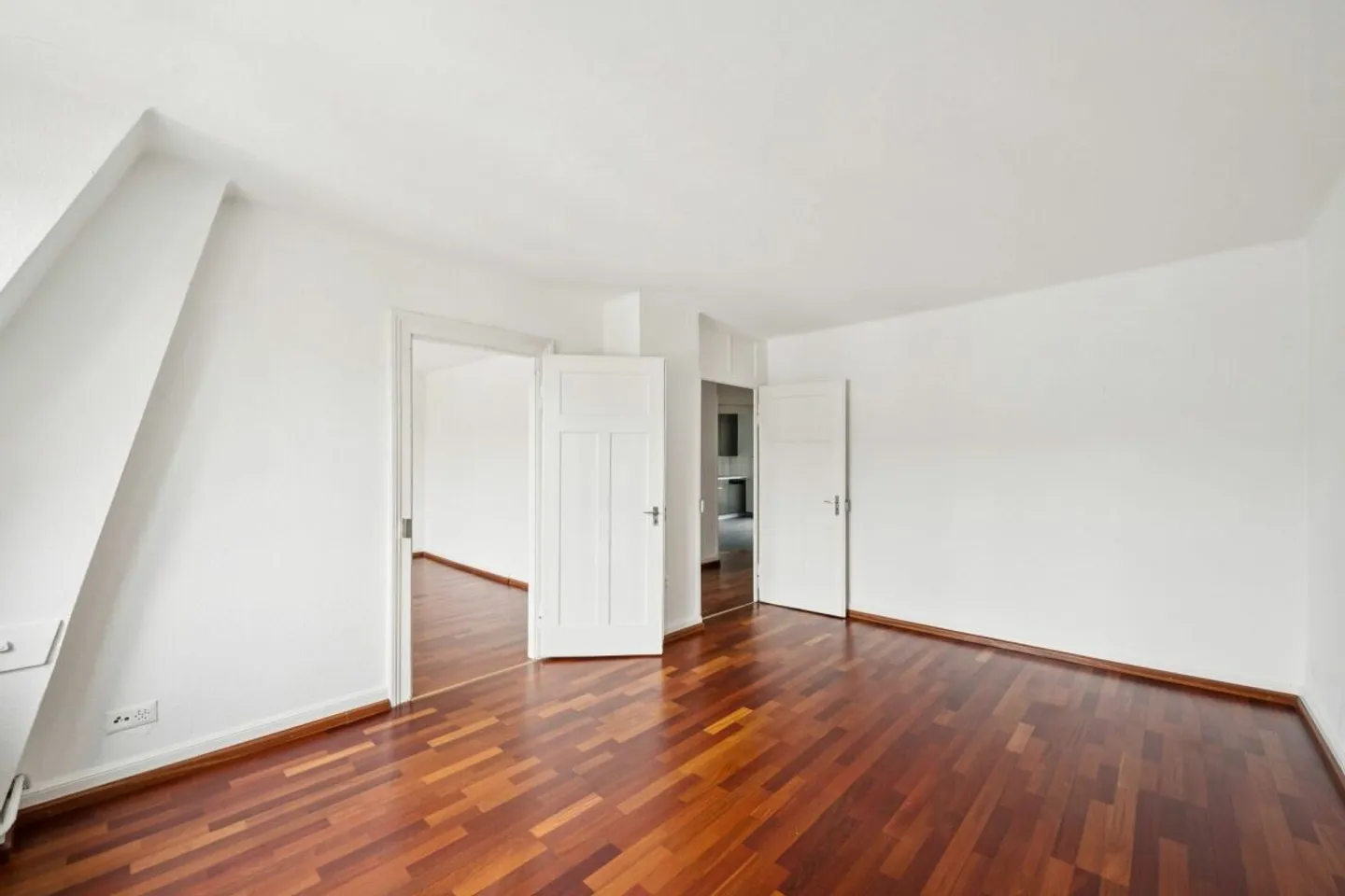 Stylish 3-room apartment - Charming neighborhood in Basel with optimal connections! - Photo 4 of 11