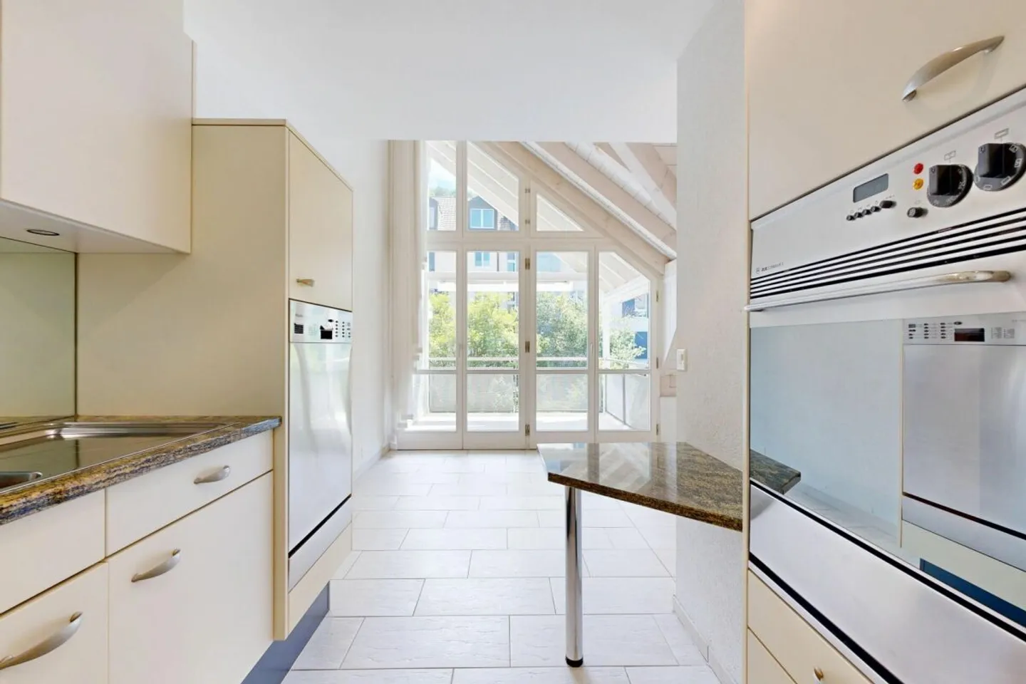 Well-maintained single/retirement apartment in an ideal location - Photo 2 of 13