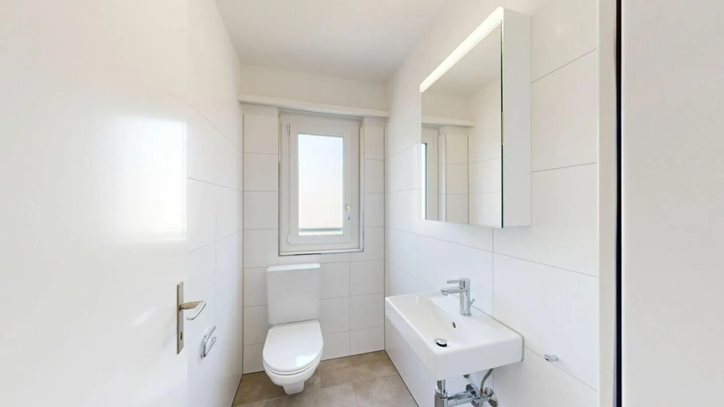 Living in New Shine - Bright 3.5-Room Apartment with Sunny Balcony - First Occupancy after Complete Renovation - Photo 9 of 13