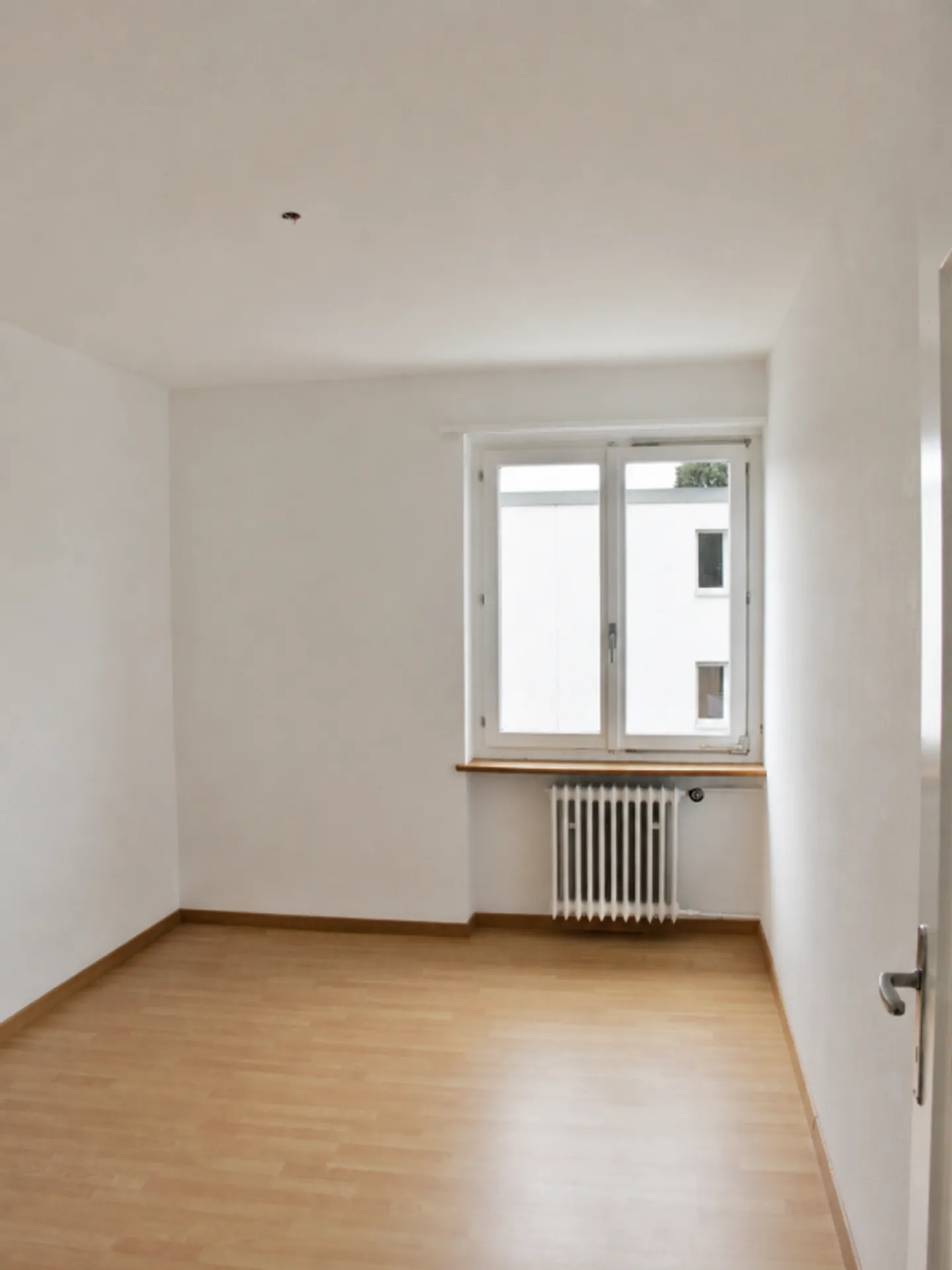 Appartement spacieux de 4 pièces dans un emplacement calme et bien desservi - Photo 7 sur 8