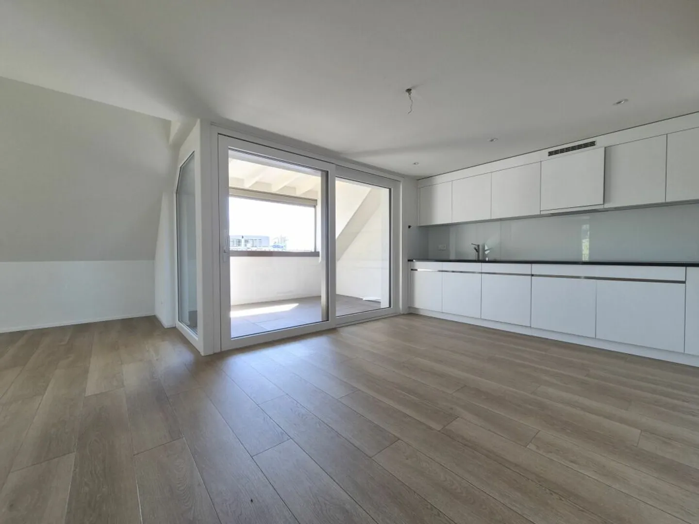neuwertige 5-Zimmer-Maisonette-Wohnung mit Loggia an zentraler Lage - Photo 1 of 11