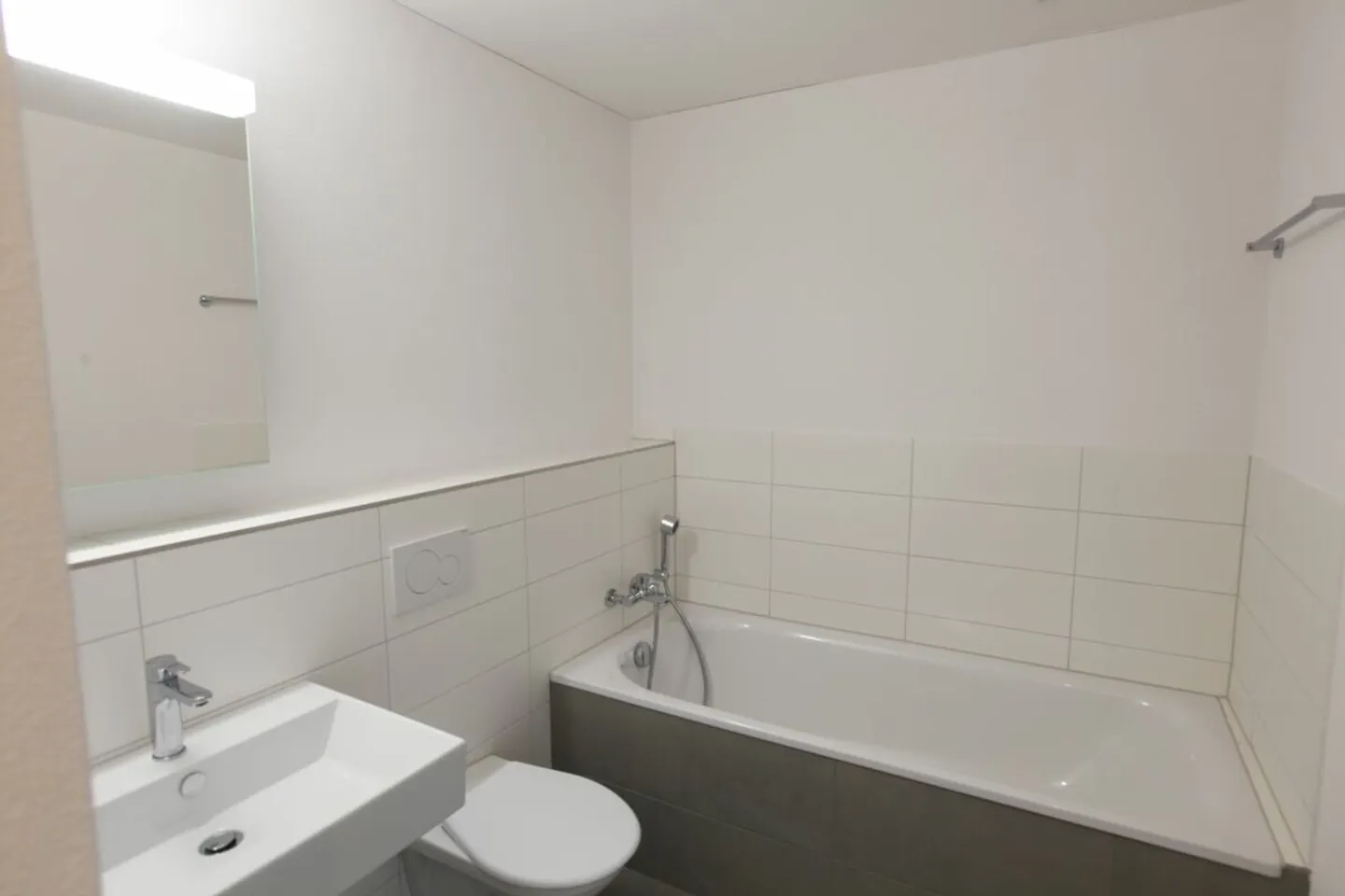Appartement confortable de 4,5 pièces avec balcon et vue sur la verdure. - Photo 9 sur 11