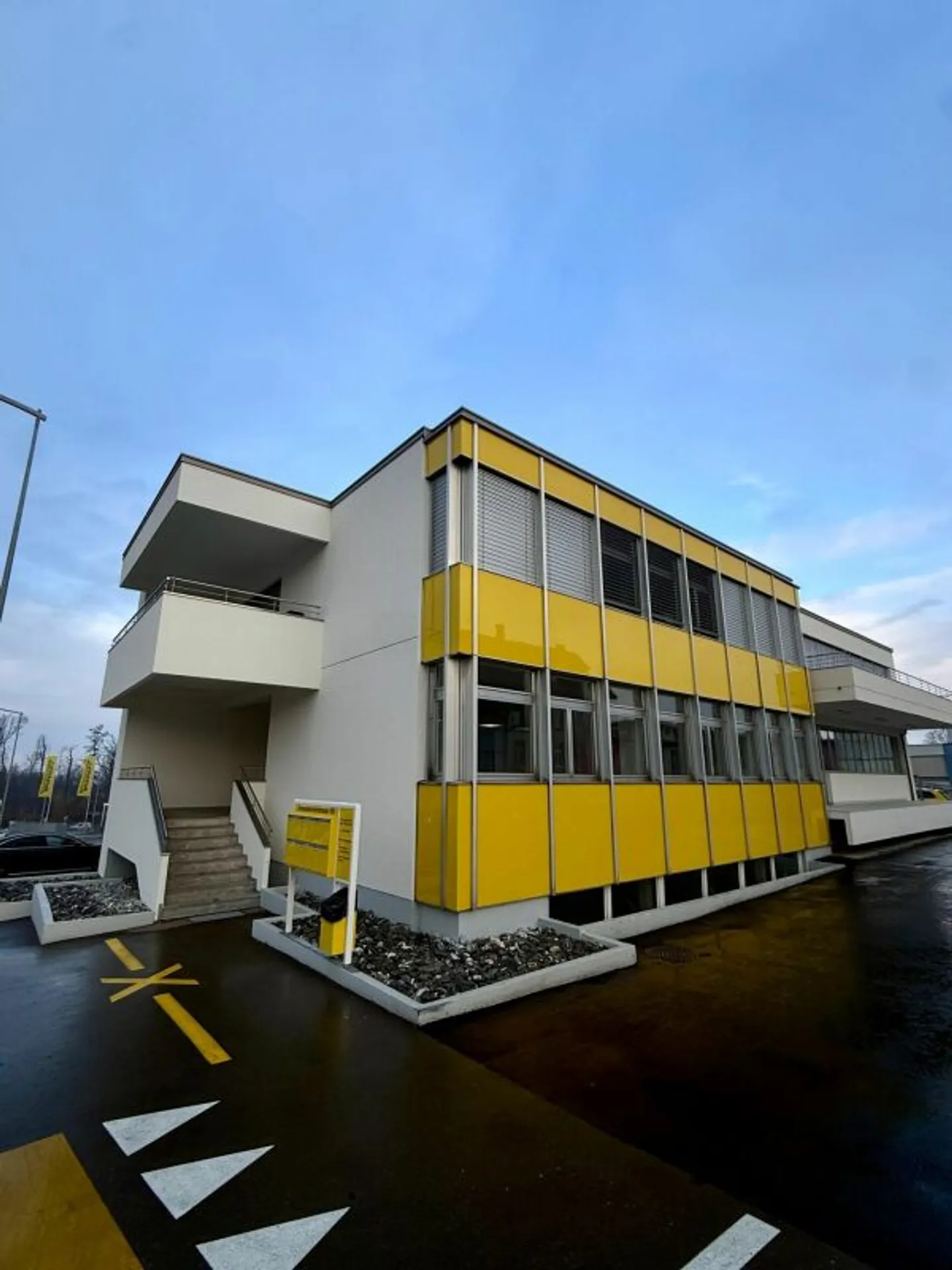 Bright office/commercial space with flexible room layout - Photo 1 of 6