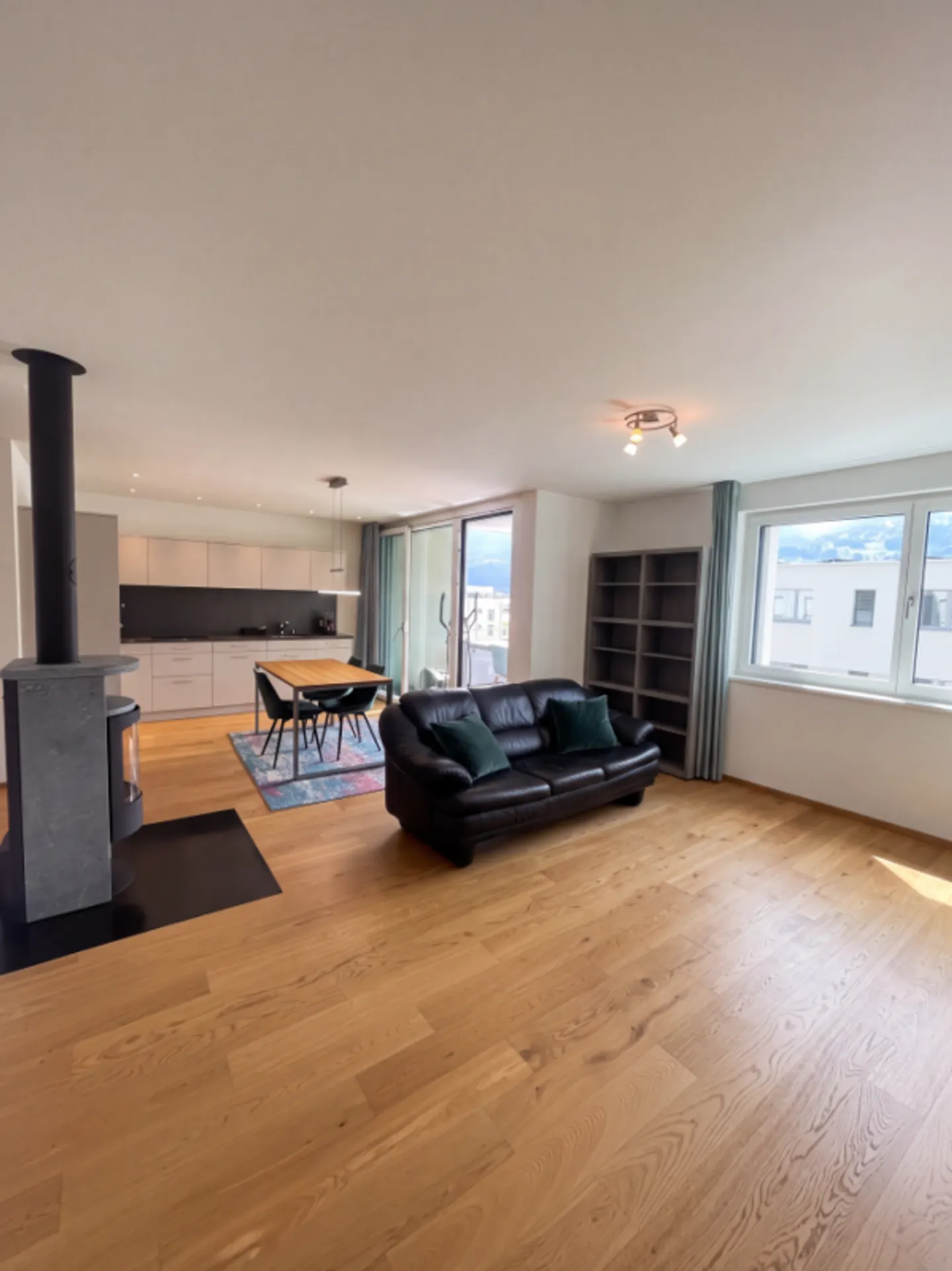 Furnished, nearly new penthouse apartment with magnificent mountain view - Photo 4 of 13