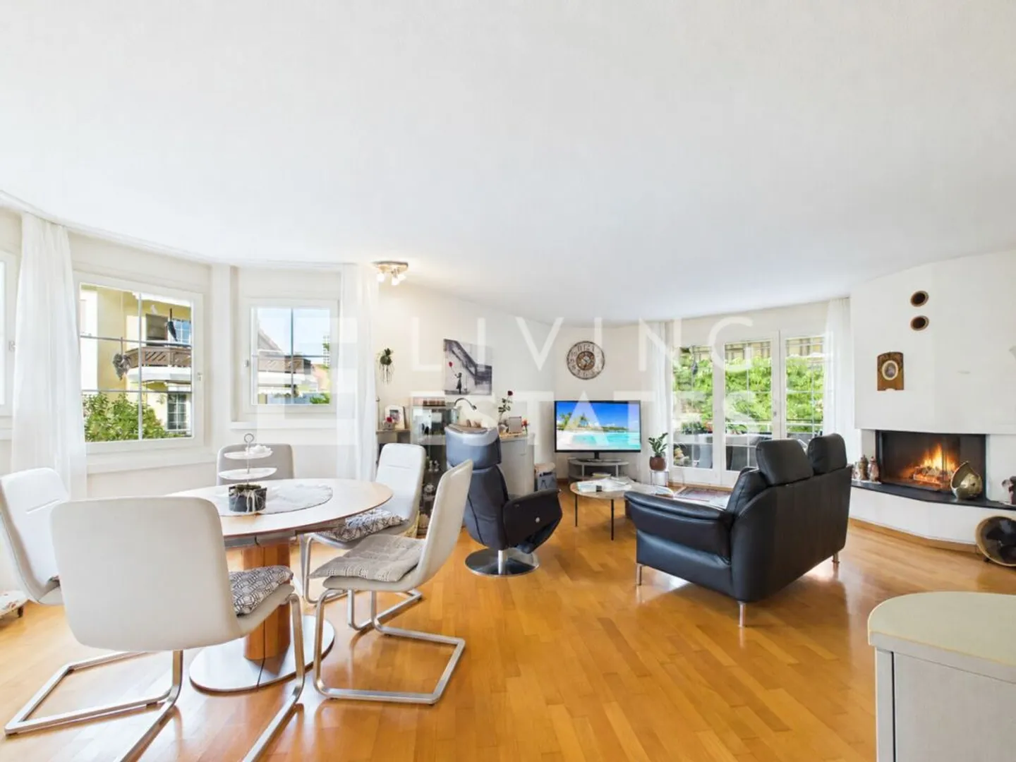 COMFORT APARTMENT - CENTRAL. WELL-MAINTAINED. LIVABLE. - Photo 2 of 13