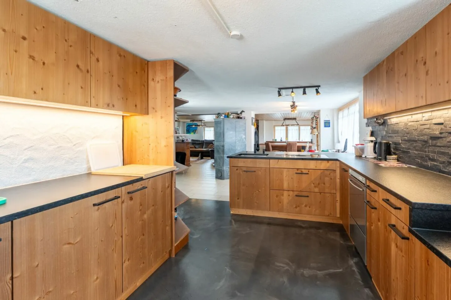 Maison appenzelloise rénovée très généreuse avec une intimité absolue - Photo 2 sur 6