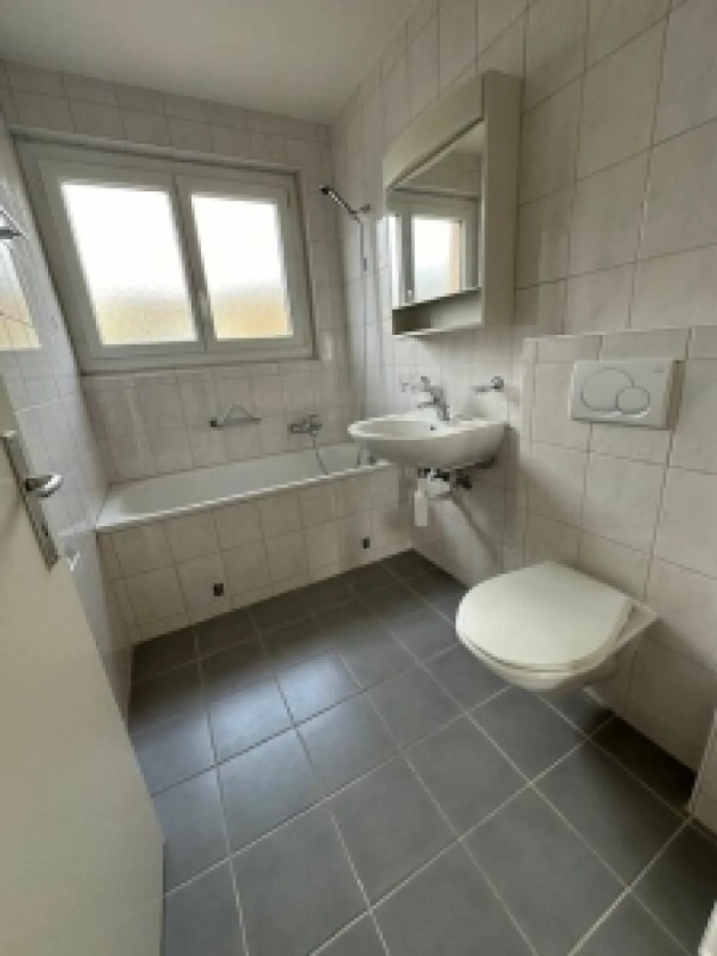 Pretty bright 4-room apartment with a balcony - Photo 6 of 7