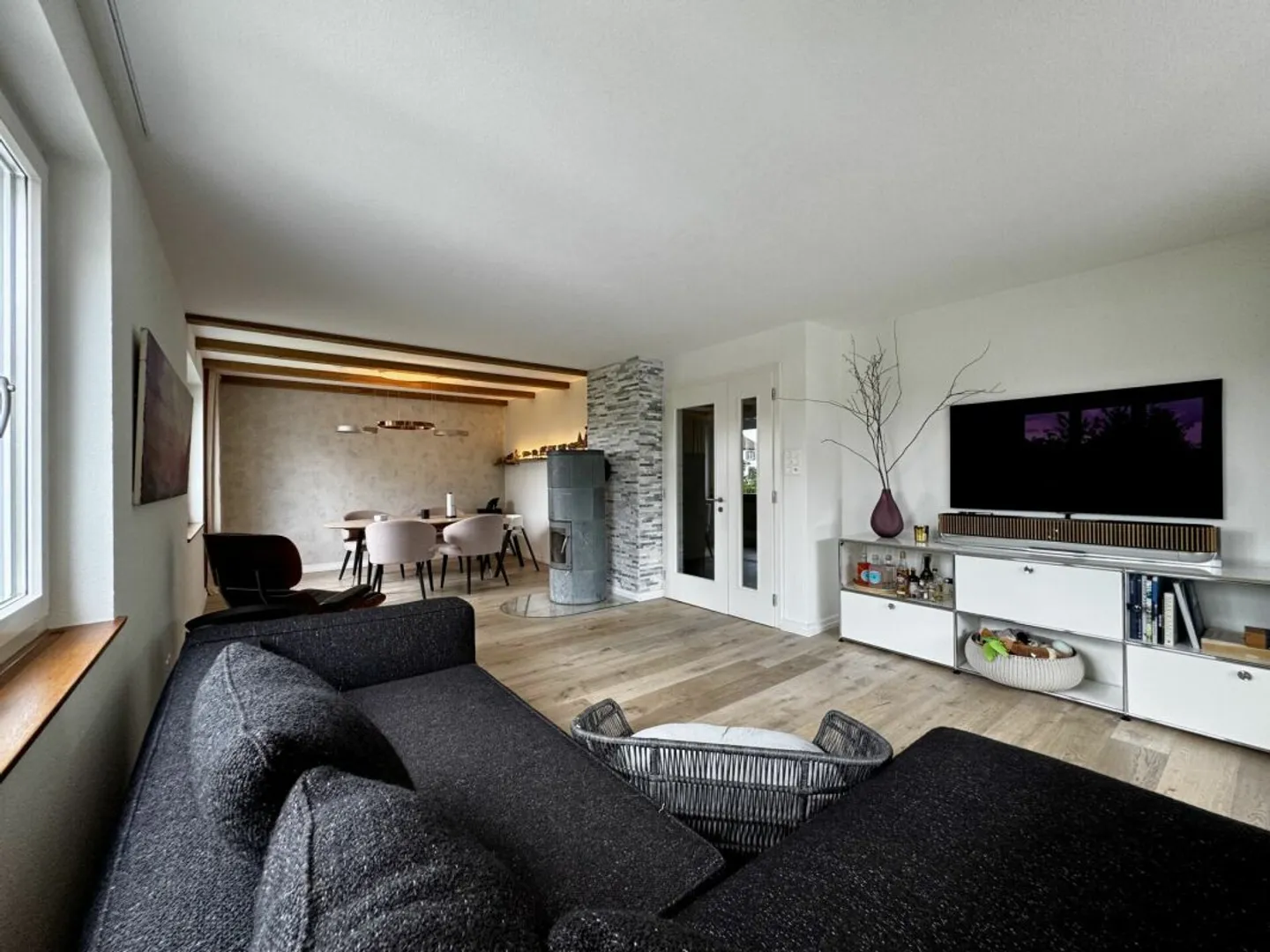 Une maison spéciale avec beaucoup de lumière et d'espace - Photo 5 sur 13