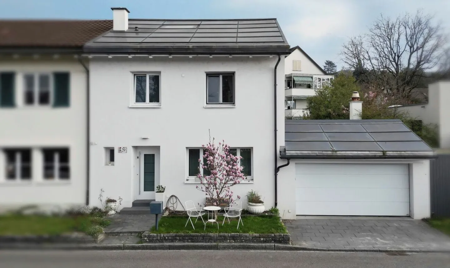 Maison de rangée modernisée avec garage double, système photovoltaïque et jardin généreux - Photo 1 sur 13