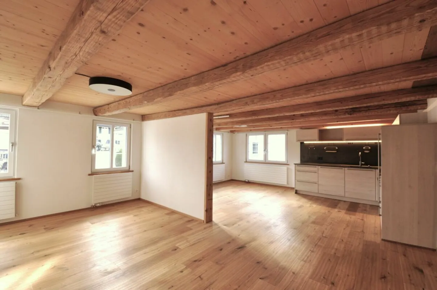 Felicità abitativa centrale a Hinwil: Casa storica di 6,5 stanze con 2 unità - Foto 3 di 12