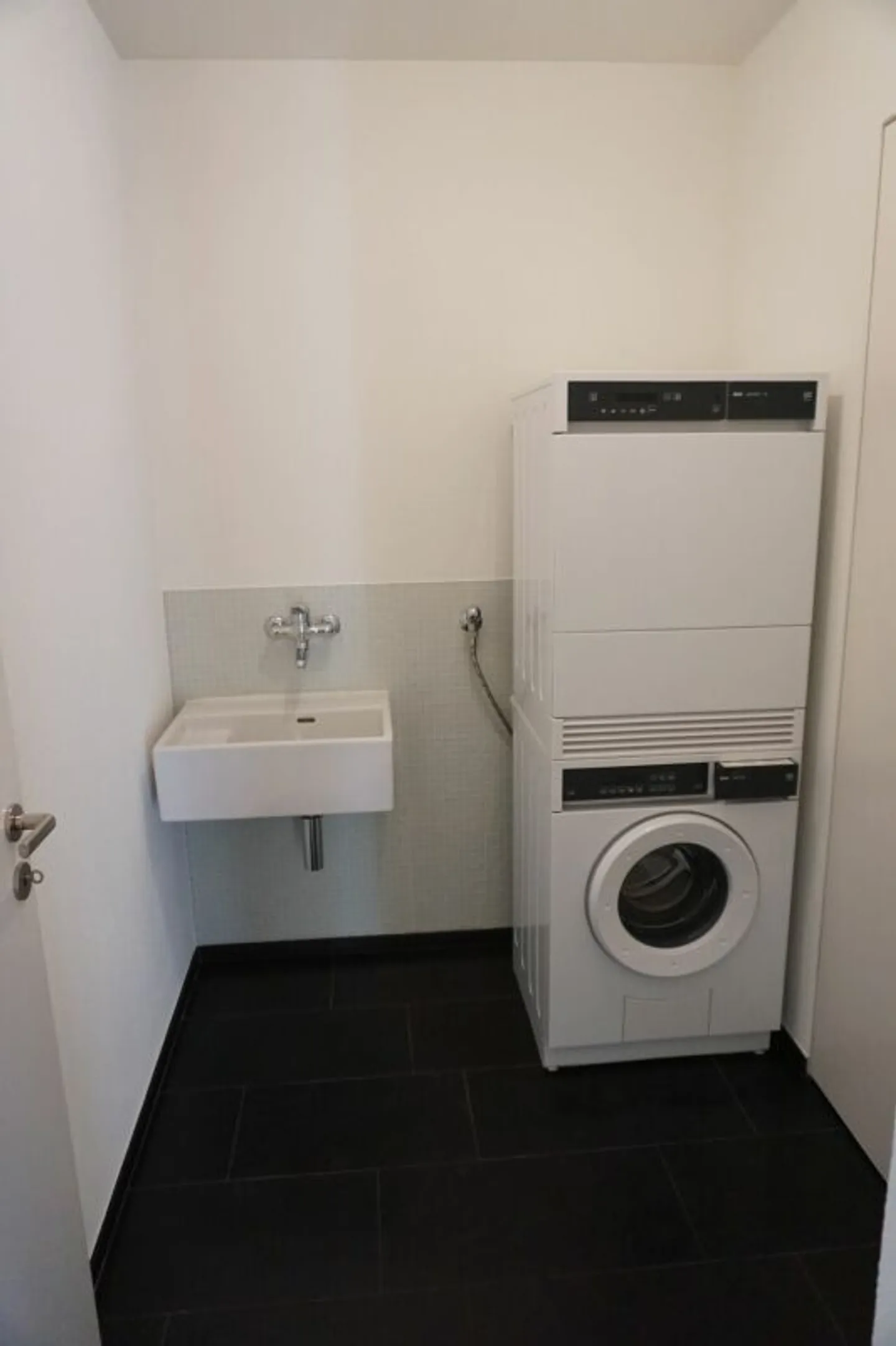 Ampio appartamento con giardino a Oberwil - Foto 10 di 11