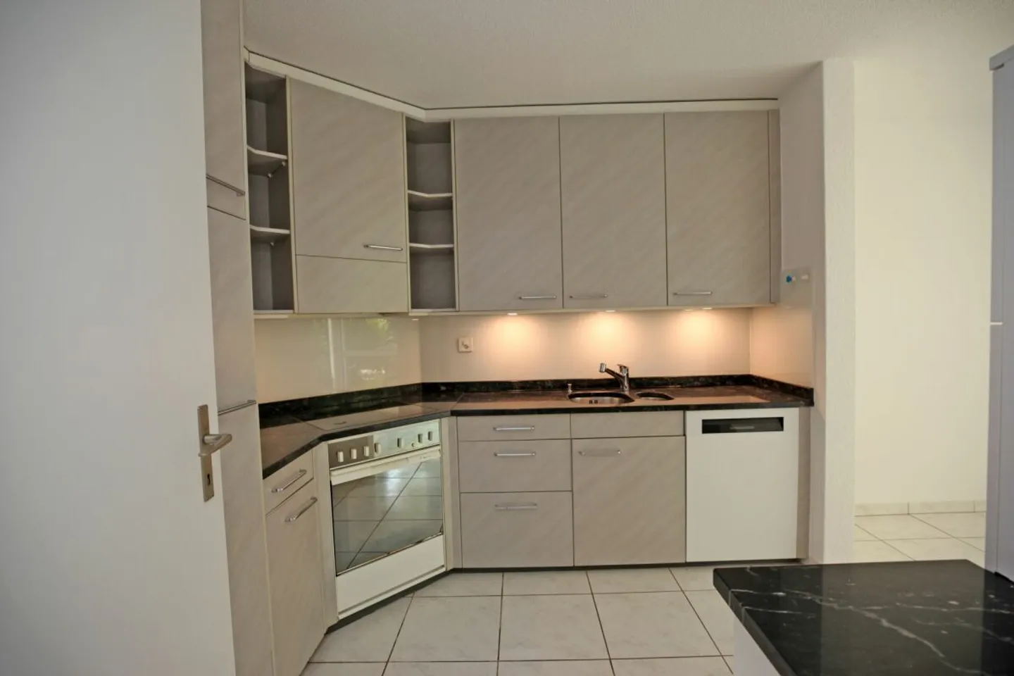 Ruhiges Wohnen neben dem Zentrum von  Urtenen-Schönbühl  4.5-Zimmer-Erdgeschosswohnung - Foto 2 di 10
