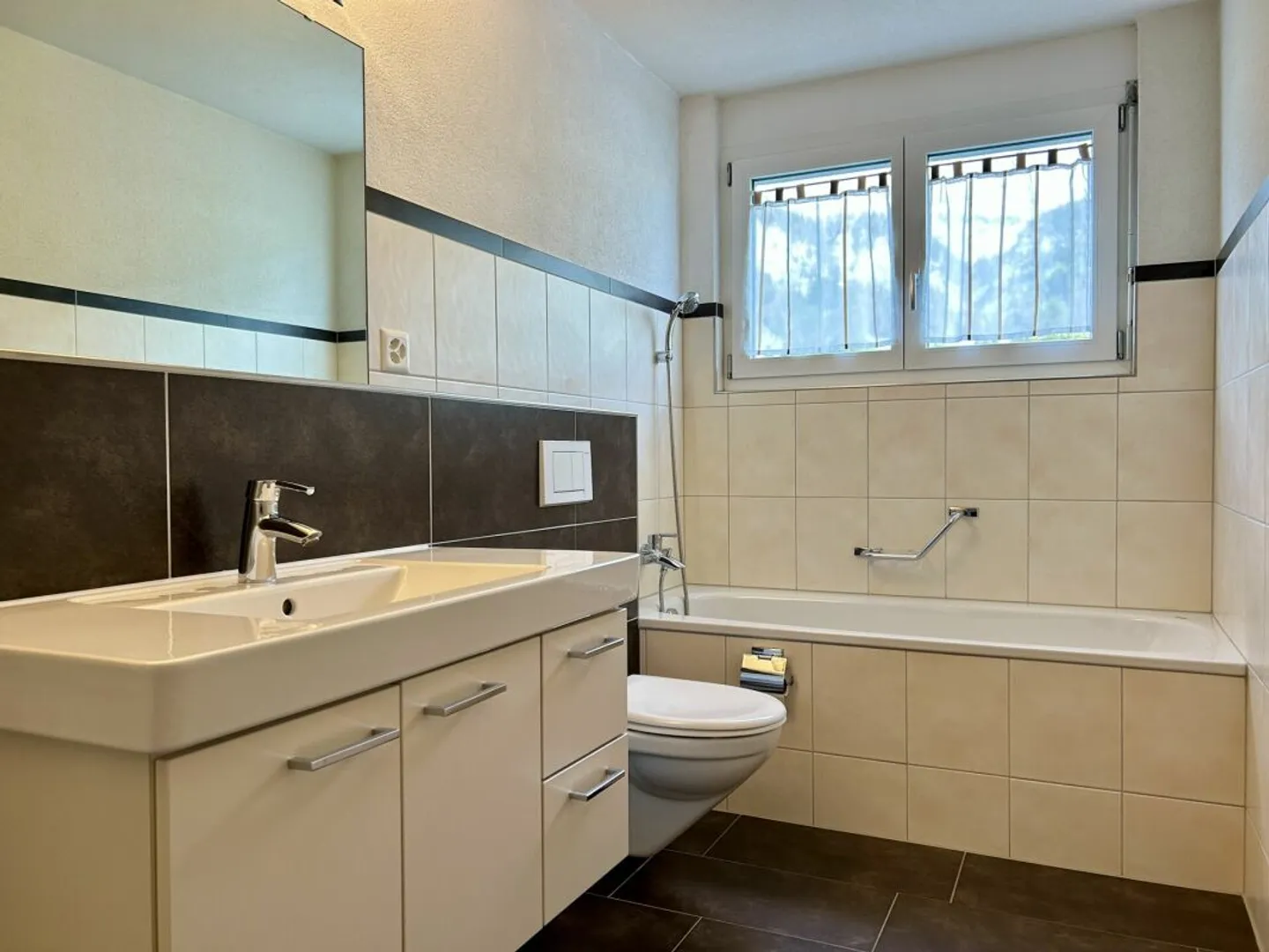 Appartamento 3.5 locali vicino all'area ricreativa con stufa, balcone e garage - Foto 3 di 11