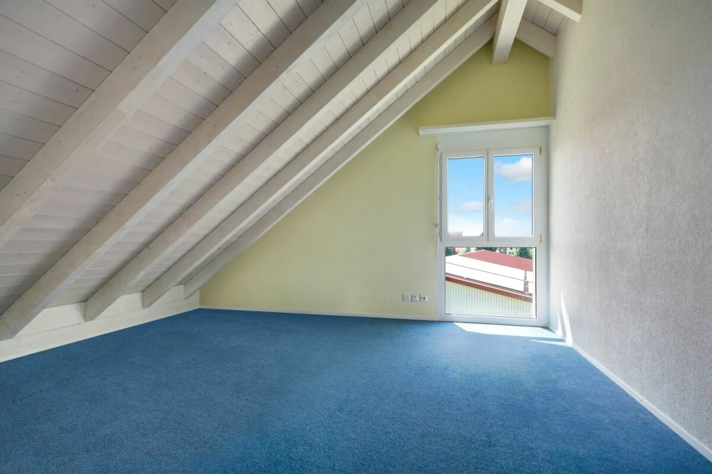 Appartement en duplex spacieux de 5,5 pièces au cœur de Studen - Photo 11 sur 13