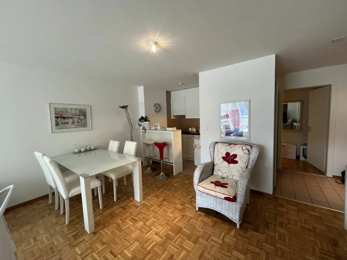 Appartement lumineux 2.5 pièces - Photo 2 sur 10