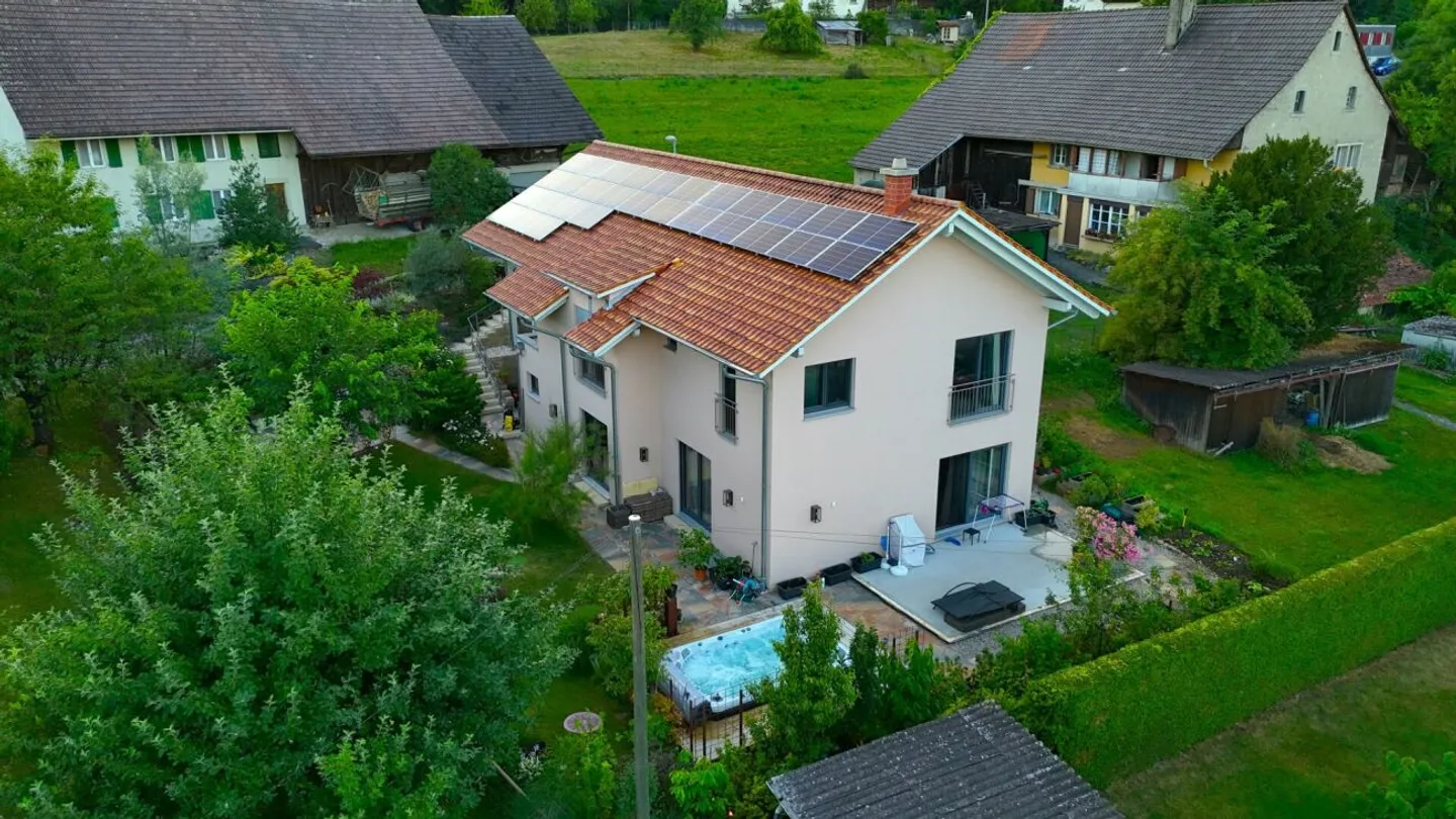 Classic Contemporary Living - Stylish 9.5-Room Single-Family Home with Private Garden, Swimspa & Smart Home in Veltheim - Photo 2 of 13