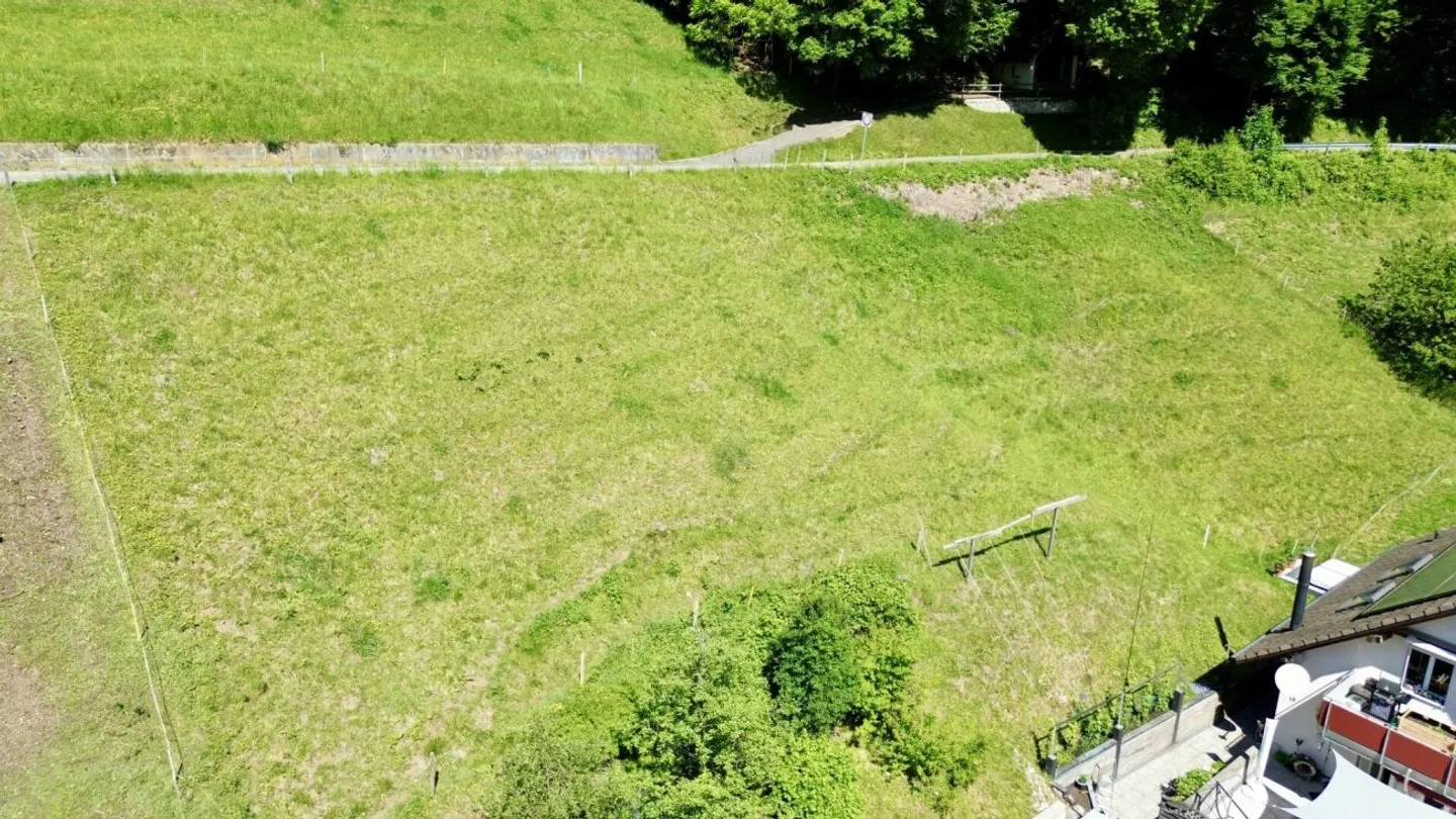 Qui sta nascendo la tua casa da sogno con vista! Terreno edificabile soleggiato a Grindel (SO) - Foto 2 di 7