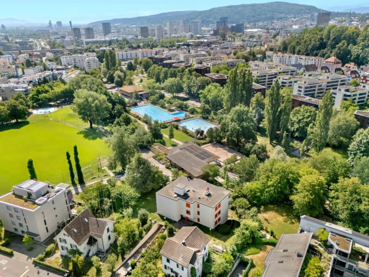 3.5-Zimmer-Topgeschosswohnung mit Cheminée und Parkplatz - Photo 2 sur 11