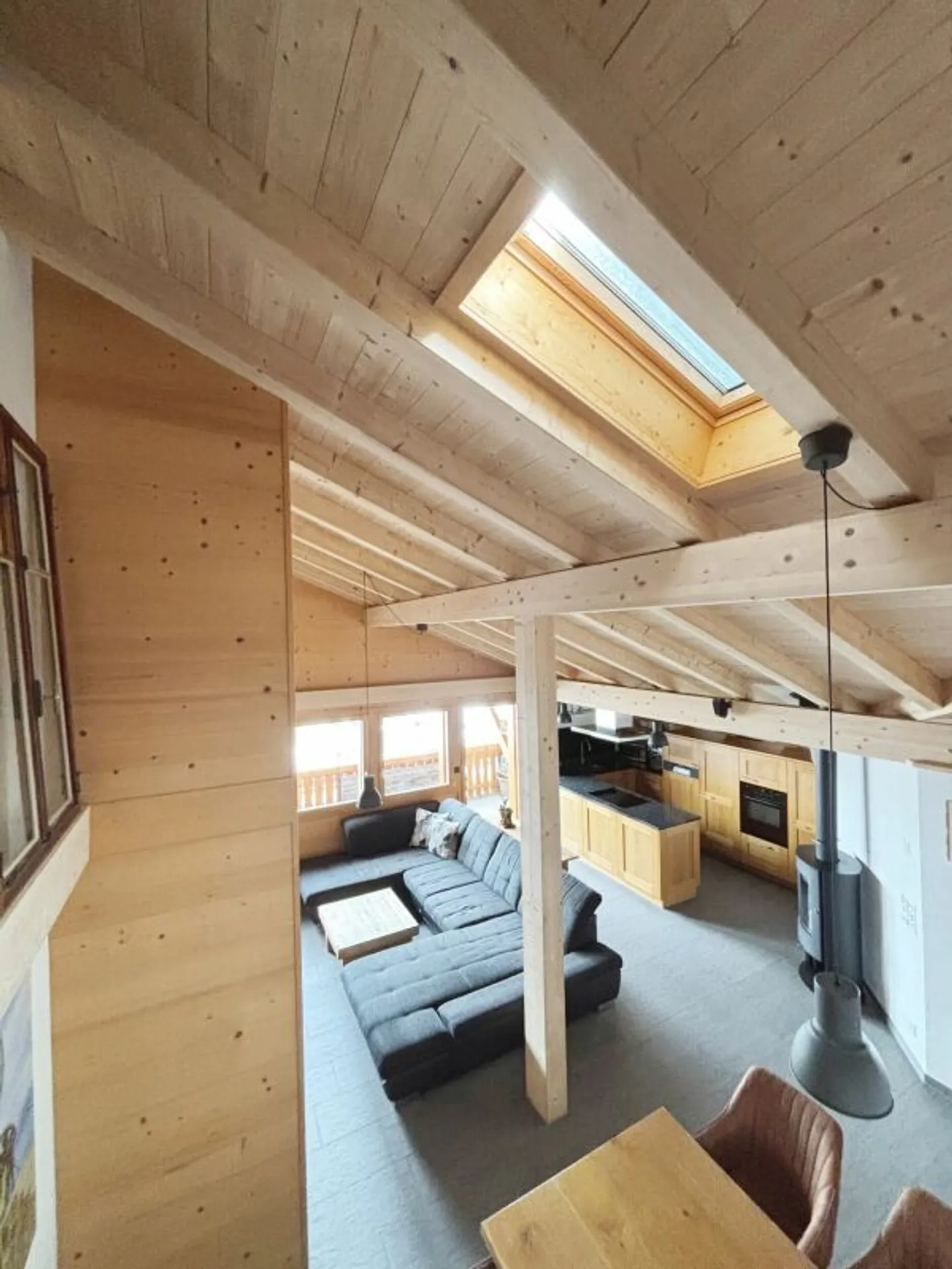 4.5-Room Attic Apartment with Mountain View in Zweisimmen - Photo 1 of 13
