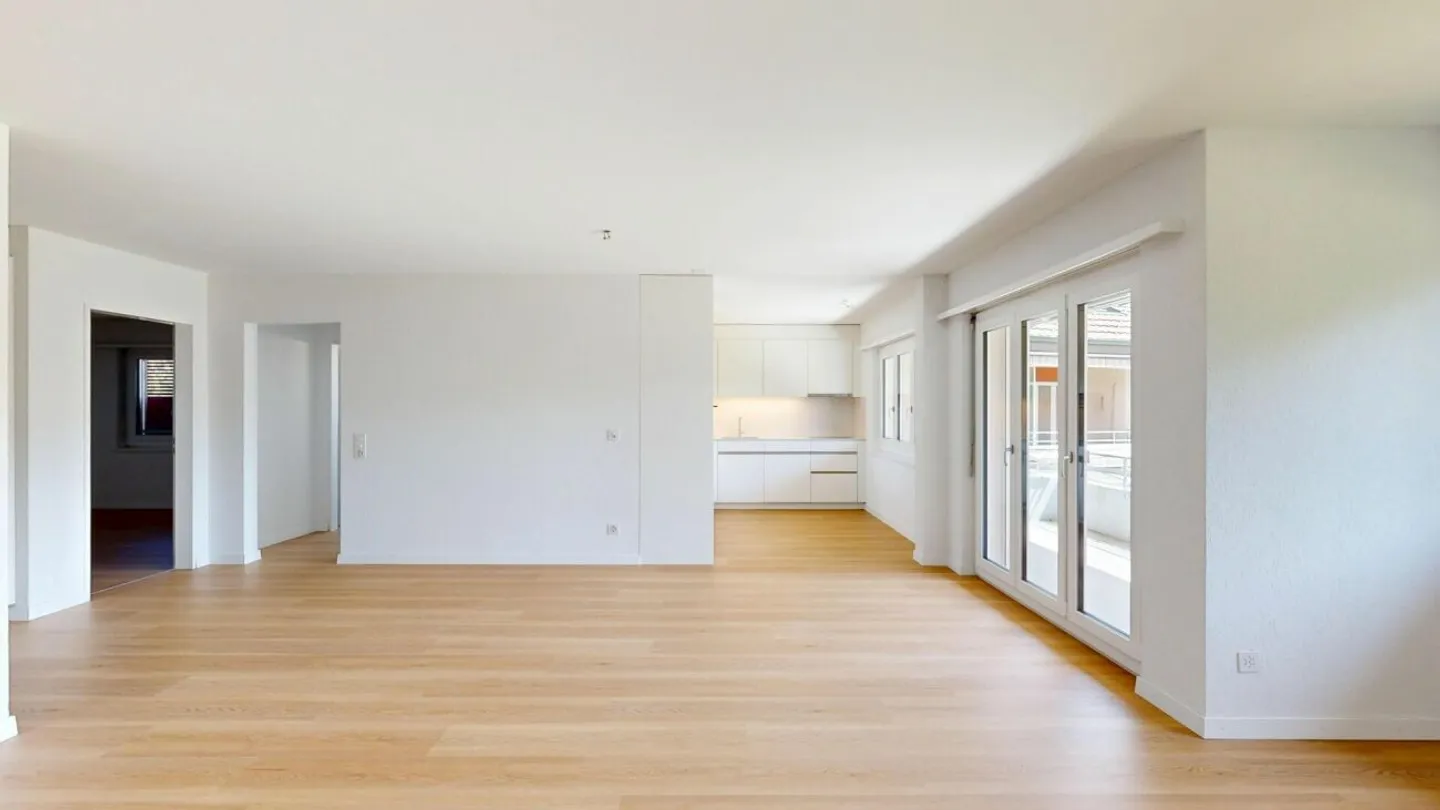 Living in New Shine - Bright 3.5-Room Apartment with Sunny Balcony - First Occupancy after Complete Renovation - Photo 1 of 13