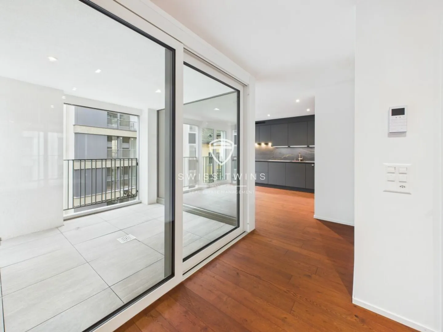 Urbaner Luxus trifft Ruhe - Stilvolle 4.5-Zimmer-Wohnung mit CarLift - Photo 3 sur 13