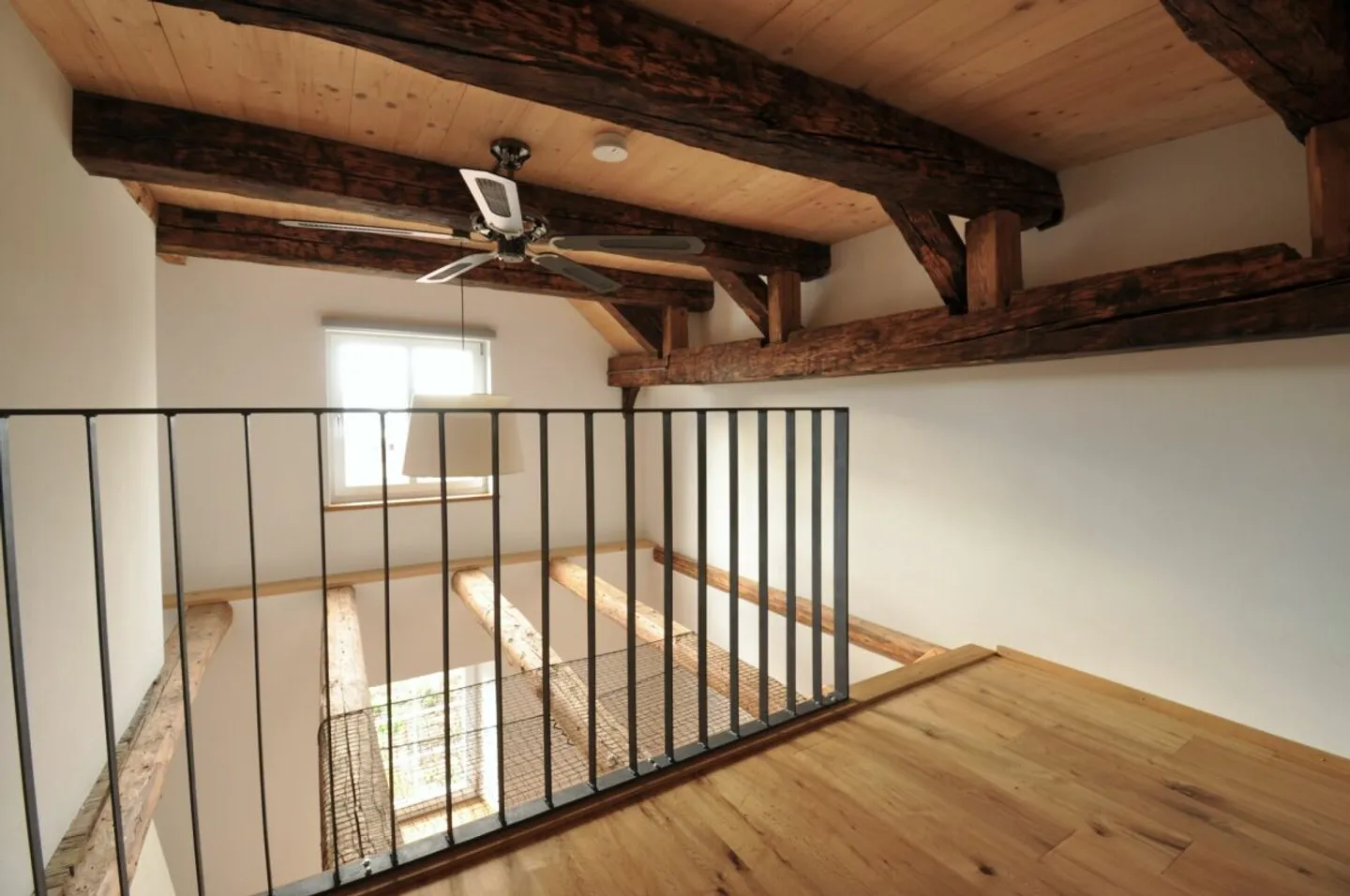 Felicità abitativa centrale a Hinwil: Casa storica di 6,5 stanze con 2 unità - Foto 7 di 12