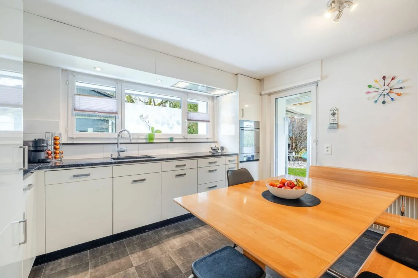 MODERNISIERTES 6.5-ZIMMER-EINFAMILIENHAUS IN RUHIGER LAGE ? FAMILIENFREUNDLICH, MIT GEPFLEGTEM GARTEN UND SCHULNÄHE - Photo 5 sur 11