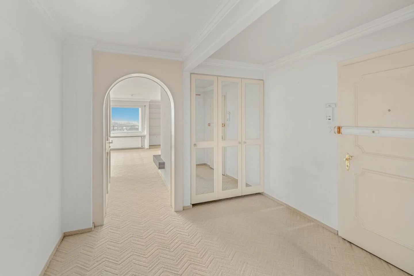 View over the Rhine, vineyards and city - Photo 2 of 7