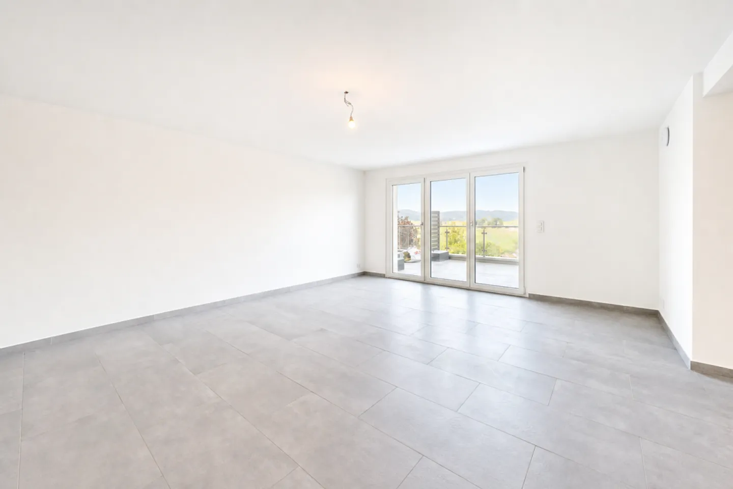 moderne Wohnung mit wundervoller Terrasse und Carport für zwei Fahrzeuge - Foto 6 di 13