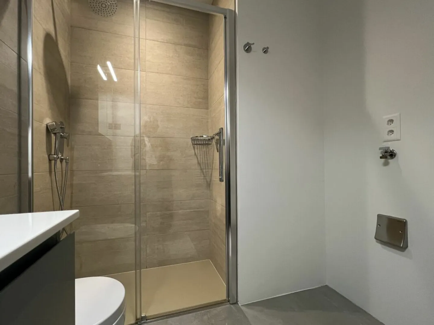 Perfect City Apartment in Muralto in a Quiet and Very Central Location - Photo 3 of 13