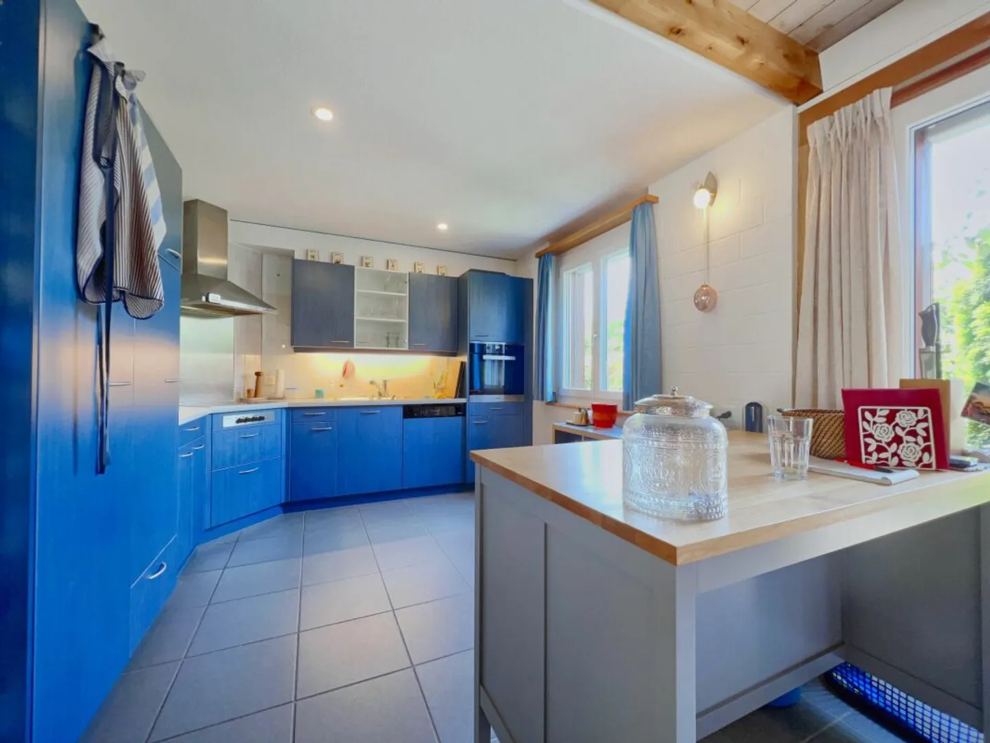 Spacious multi-generational house in a sunny hillside location with breathtaking views of greenery - Photo 7 of 13