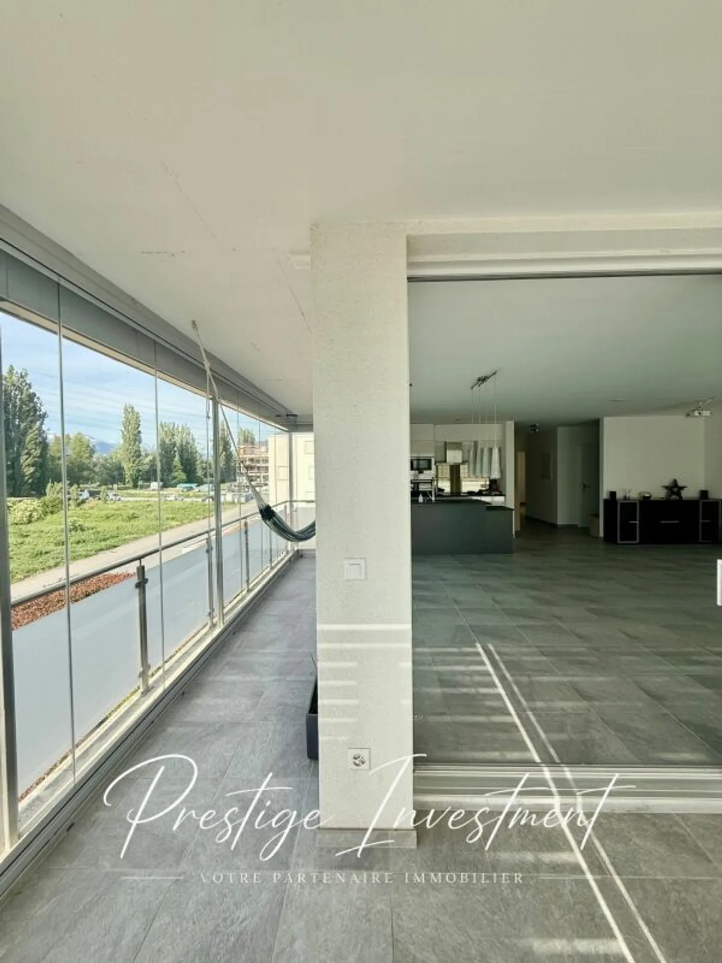 BRIGHT APARTMENT WITH TERRACE OF 5.5 ROOMS & 148 M2 APROZ - Photo 7 of 13