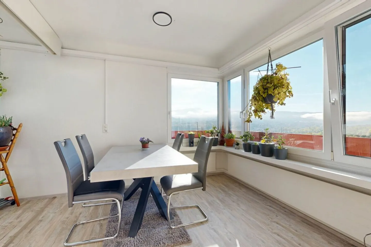 Affordable condominium with a wide view - Photo 3 of 13