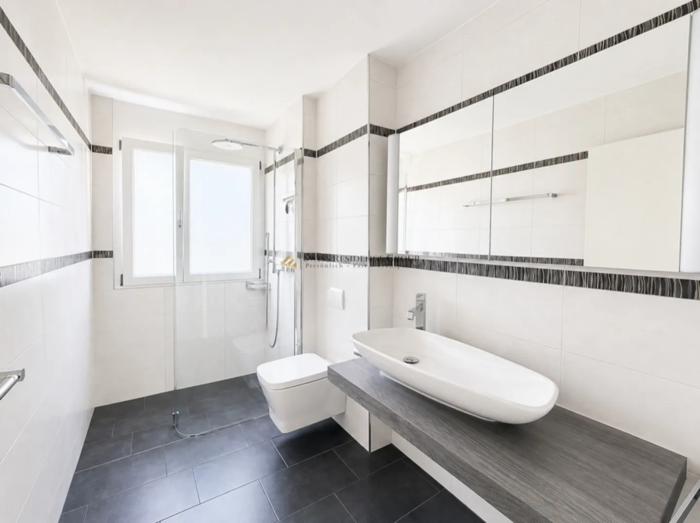 Modern comfort meets sunny views - Photo 7 of 9