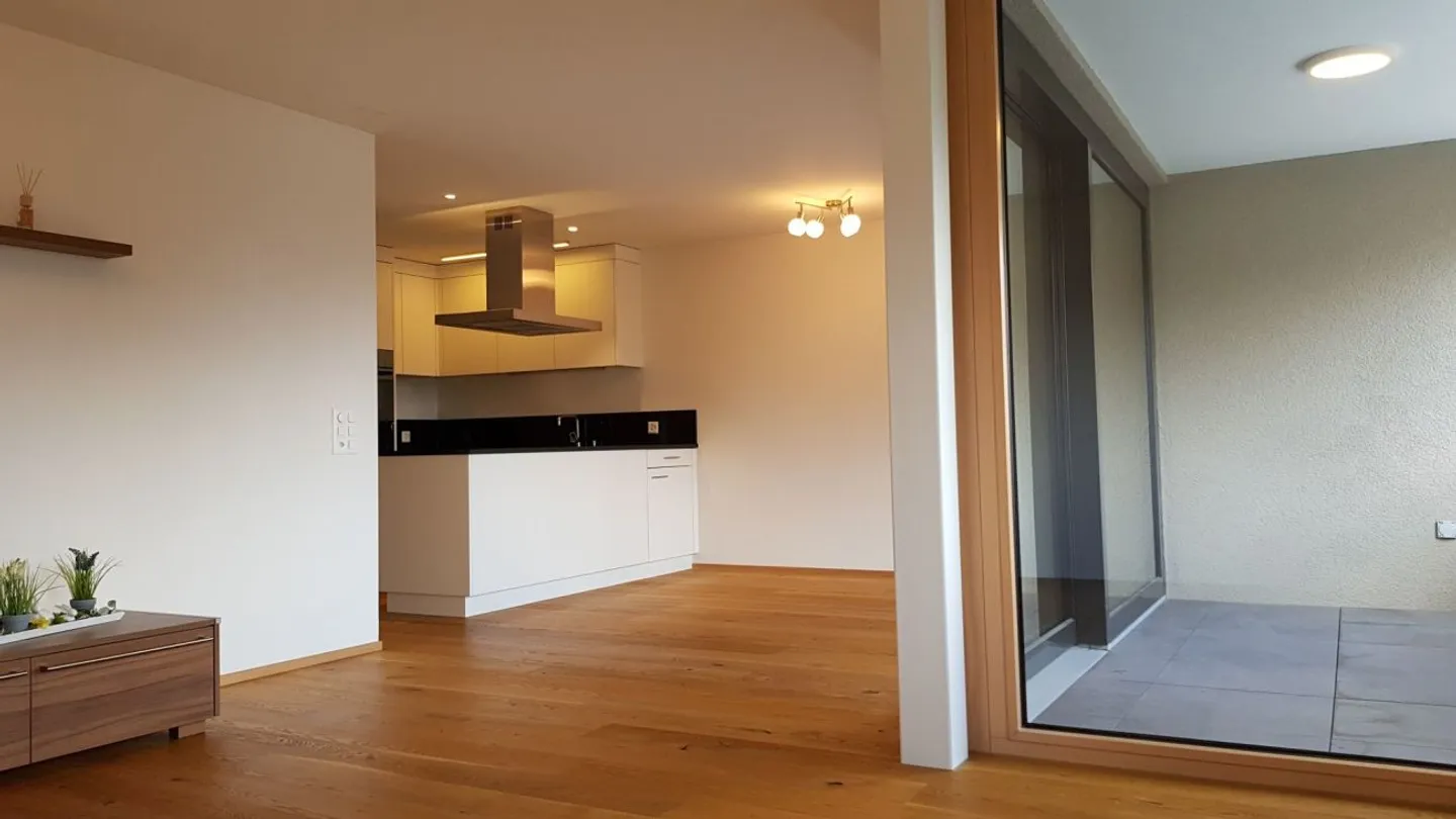 Appartement de 4,5 pièces presque neuf avec un haut niveau de finition et un balcon - Photo 1 sur 10