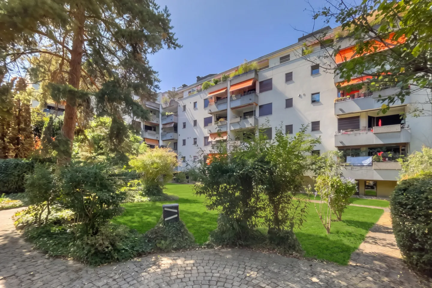 Newly Renovated 2.5-Room Apartment near Messeplatz Basel - Photo 2 of 12