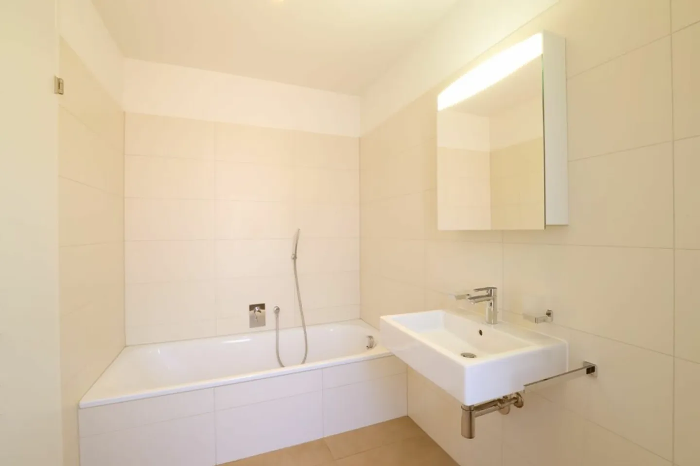 LOSONE - Wohnung zur Miete mit Parkplatz in der Garage - Foto 4 von 11