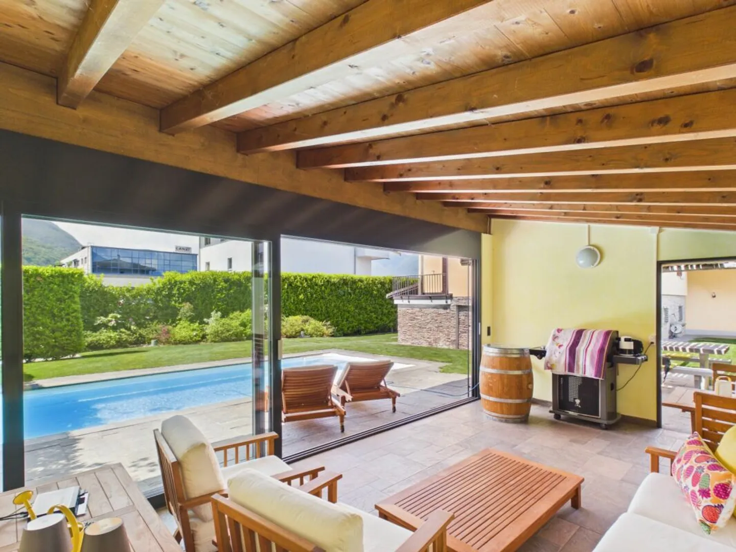 Bright single-family house with large garden and swimming pool - Photo 1 of 13