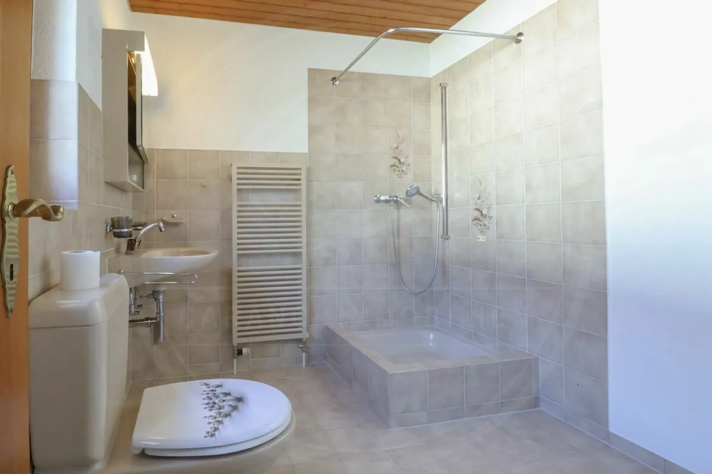 Charmantes 6½-Zimmer-Haus mit viel Platz und rustikalem Flair in Wohlenschwil - Photo 3 of 13