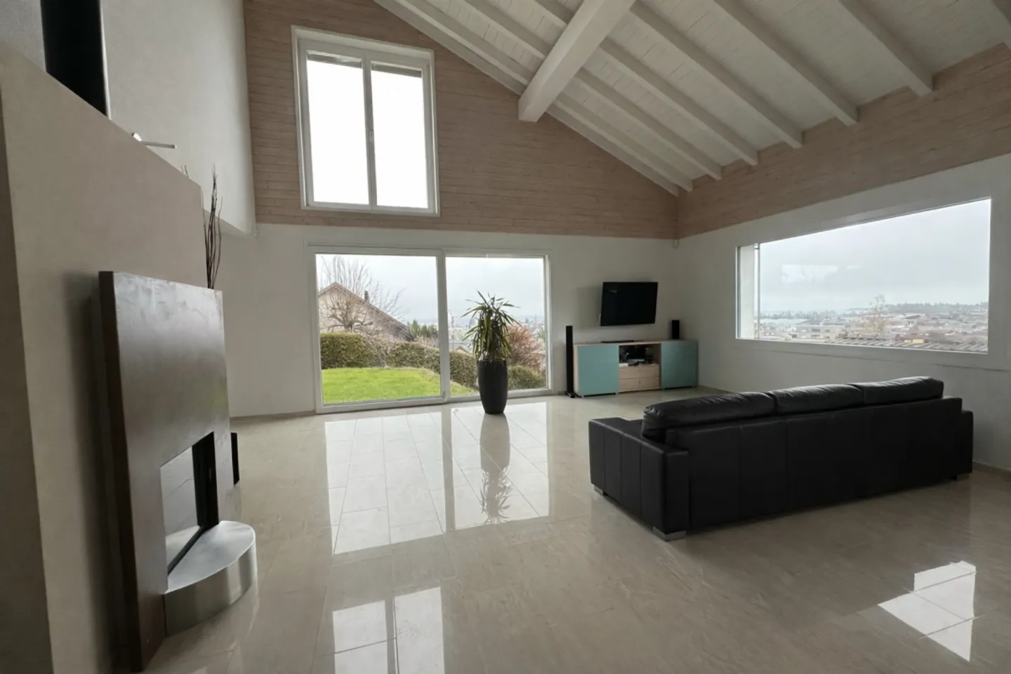 Single-family house with lake view - Photo 2 of 9