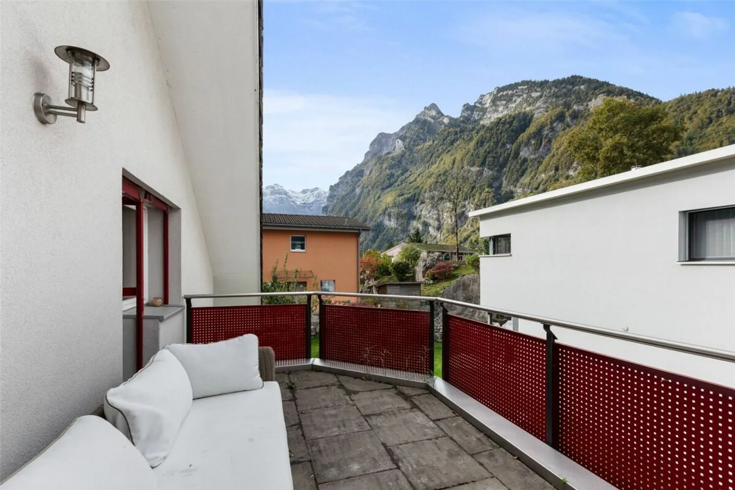 Modernes freistehendes Haus in Näfels - Foto 3 von 13