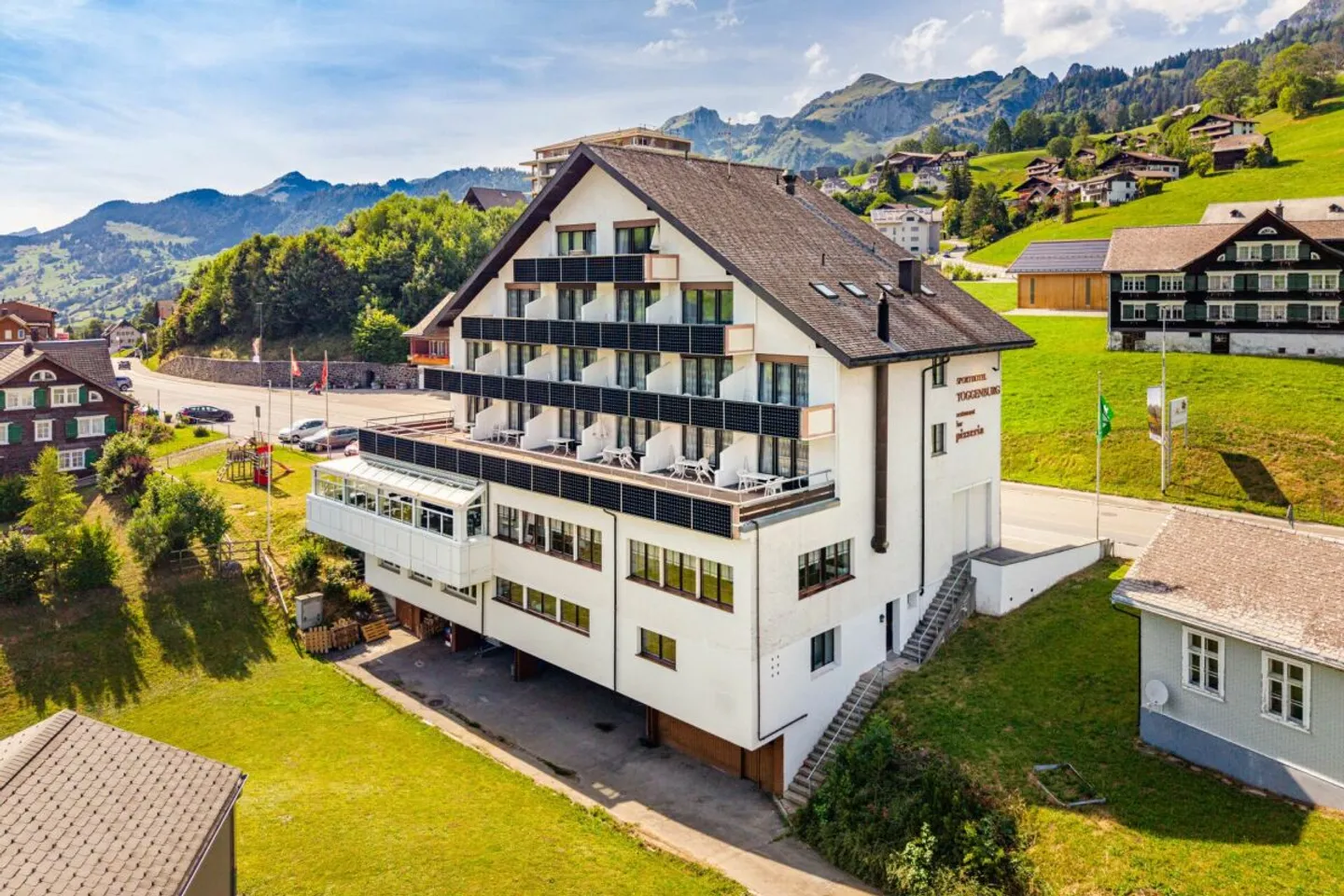 VIEL POTENZIAL AN BESTER LAGE: HOTEL TOGGENBURG MIT TRAUMAUSSICHT UND IDEALER STRUKTUR - Foto 1 von 13